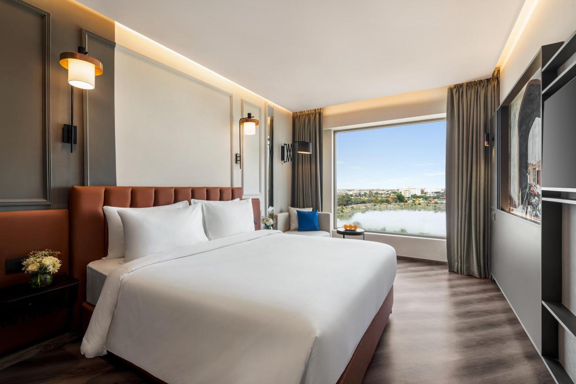 Ramada Encore By Wyndham Indore Nipania Exterior foto